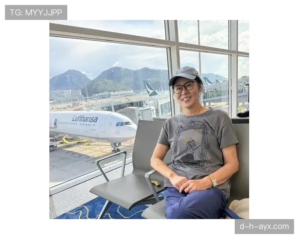 刷到郎平机场照，那只随手拎的包比我整年工资还扎眼