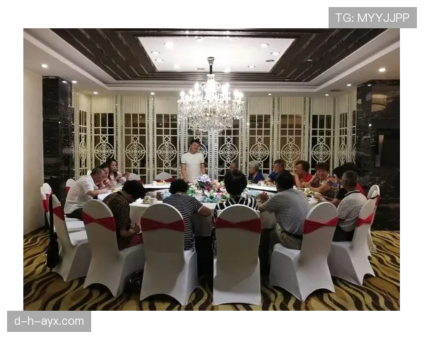 管晨辰晒的晚宴照，桌上一排酒瓶看着就能把我半年工资喝没